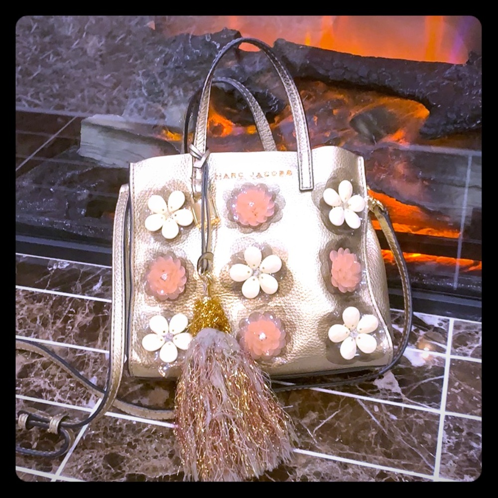 🔥🔥Marc Jacobs Gold Flower  leather purse 👛